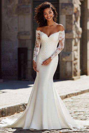 Robe de mariée sirène à col en V dentelle blanche appliquée à traîne de balayage